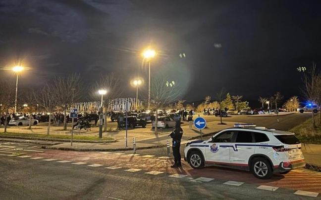 Imagen del último operativo en el parking del Bura por una concentración masiva de coches. Cedida