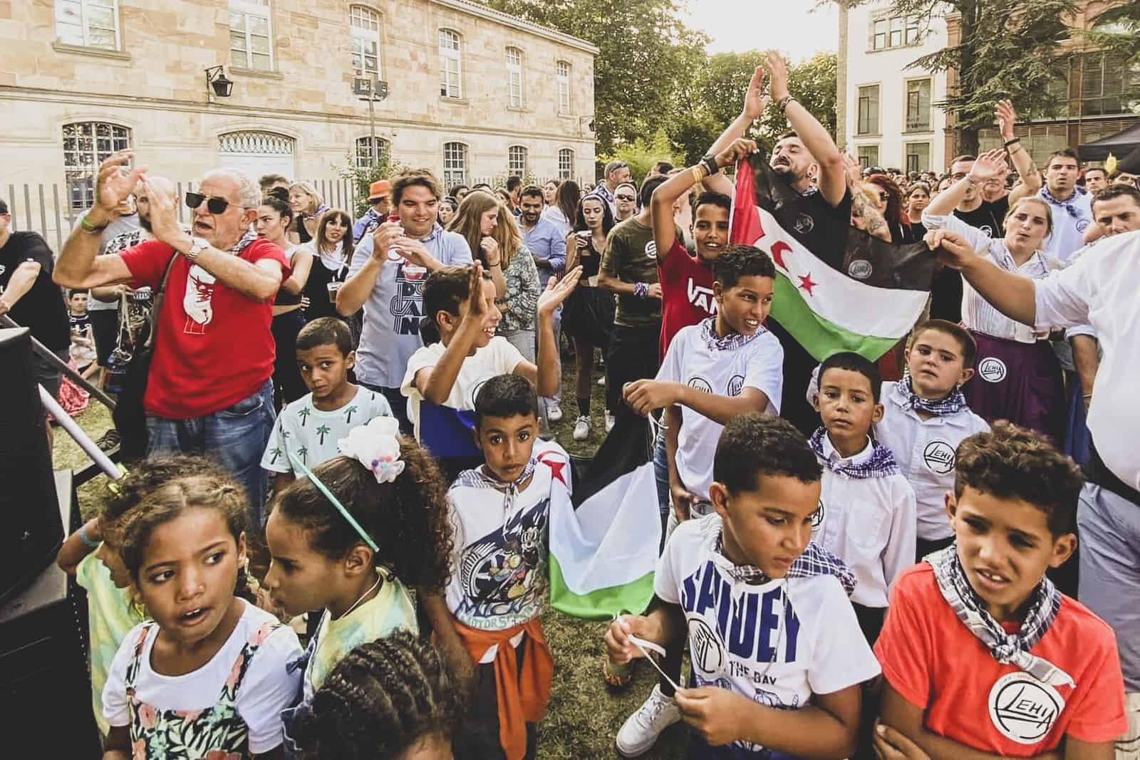Niños y niñas saharauis y familias de acogida, participantes en el programa 'Oporrak Bakean' en una edición anterior
