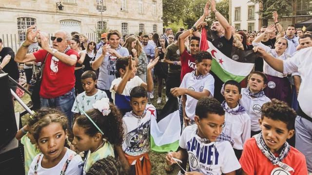 Niños y niñas saharauis y familias de acogida, participantes en el programa 'Oporrak Bakean' en una edición anterior