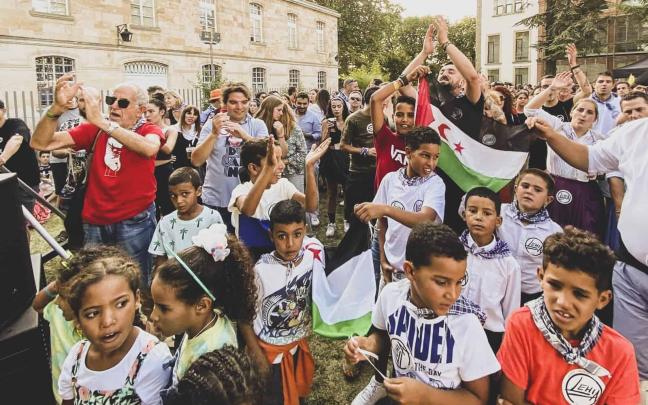 Niños y niñas saharauis y familias de acogida, participantes en el programa 'Oporrak Bakean' en una edición anterior