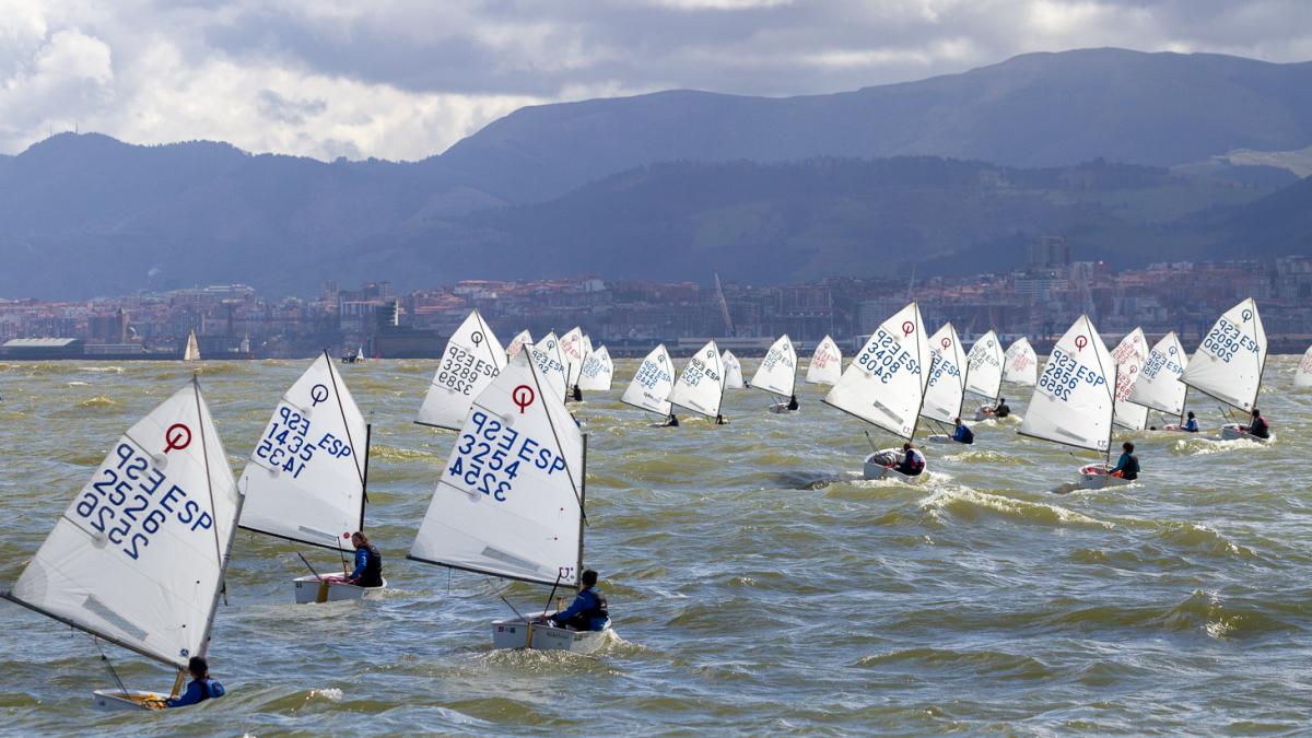 Los jóvenes regatistas desafiaron olas de hasta dos metros. Foto: RCMA-RSC