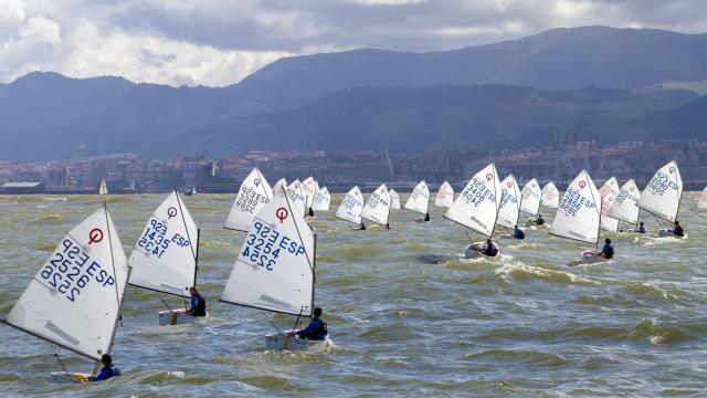 Los jóvenes regatistas desafiaron olas de hasta dos metros. Foto: RCMA-RSC