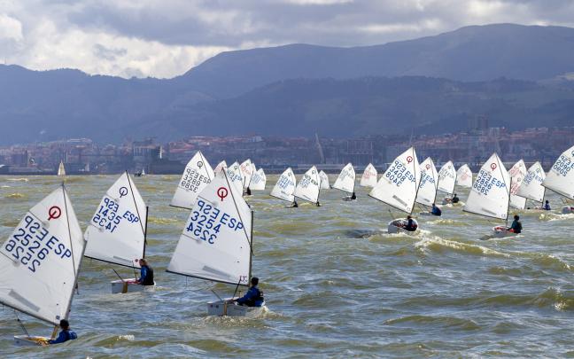 Los jóvenes regatistas desafiaron olas de hasta dos metros. Foto: RCMA-RSC