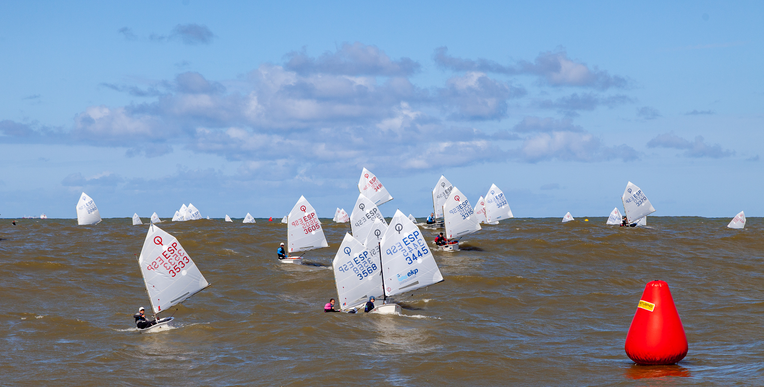 La tercera edición de la Regata OptiGetxo-Memorial José Luis Azqueta se decidió en la segunda jornada en aguas del Abra exterior
