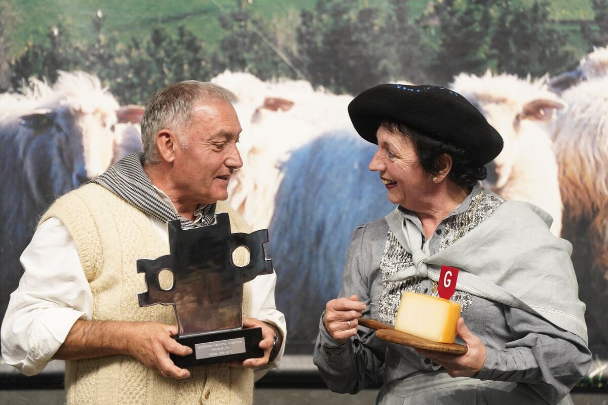 Juan Mari Jauregi y Eli Gorrotxategi, de La Leze, junto a Josema Requena, de Azkue Gourmet | DNG Ruben Plaza