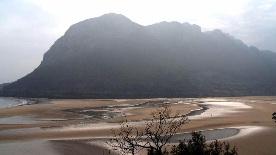 Imagen de la playa en la que un vizcaino ha perdido la vida este sábado. 112 Cantabria