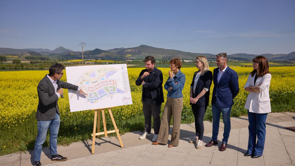 La Presidenta de Navarra, María Chivite, ha visitado en Orkoien los terrenos donde se desarrollará el proyecto de La Playa Auzalar. CEDIDA