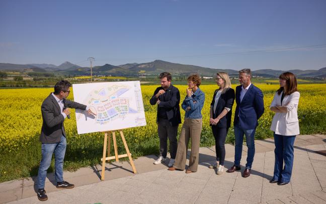 La Presidenta de Navarra, María Chivite, ha visitado en Orkoien los terrenos donde se desarrollará el proyecto de La Playa Auzalar. CEDIDA