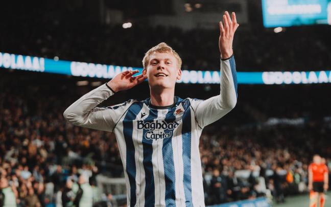 Orri Oskarsson celebra el gol que le metió al Elche. REAL SOCIEDAD