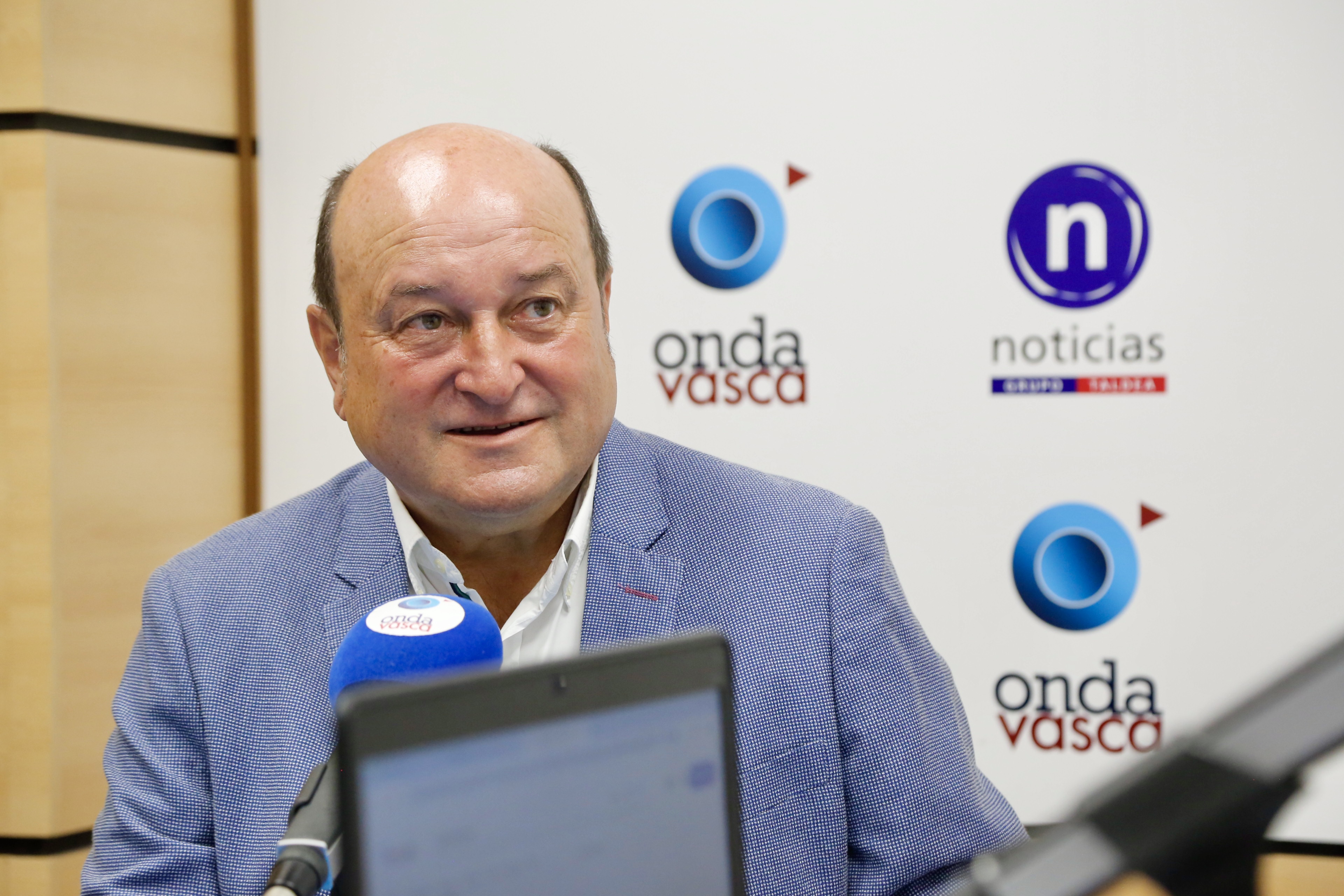 Andoni Ortuzar en los estudios de ONDA VASCA