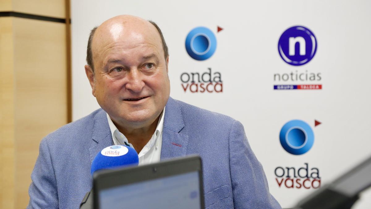 Andoni Ortuzar en los estudios de ONDA VASCA