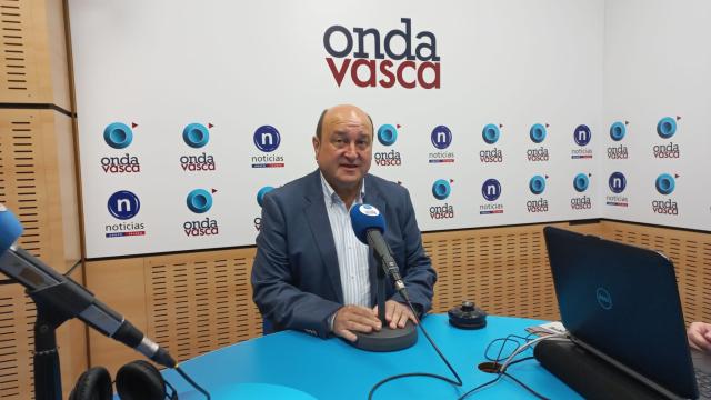 Andoni Ortuzar en los estudios de ONDA VASCA