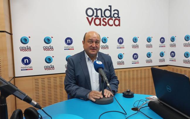 Andoni Ortuzar en los estudios de ONDA VASCA