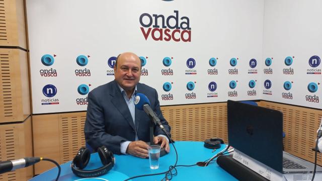 Andoni Ortuzar en los estudios de ONDA VASCA