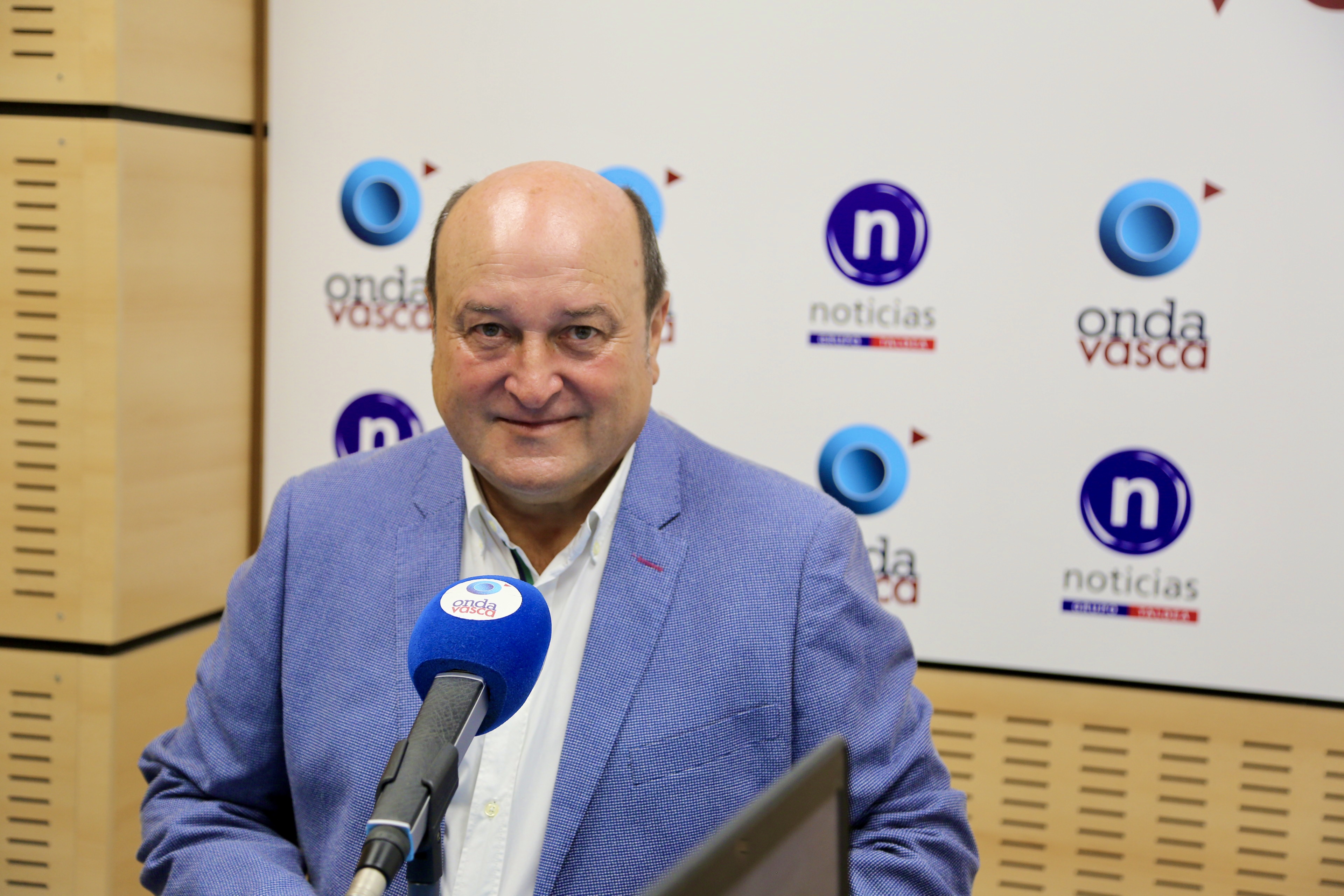 Andoni Ortuzar en los estudios de ONDA VASCA