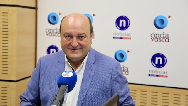 Andoni Ortuzar en los estudios de ONDA VASCA