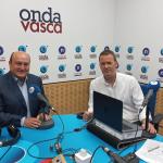 Andoni Ortuzar con Txema Gutiérrez en los estudios de ONDA VASCA