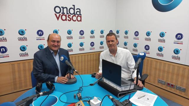 Andoni Ortuzar con Txema Gutiérrez en los estudios de ONDA VASCA
