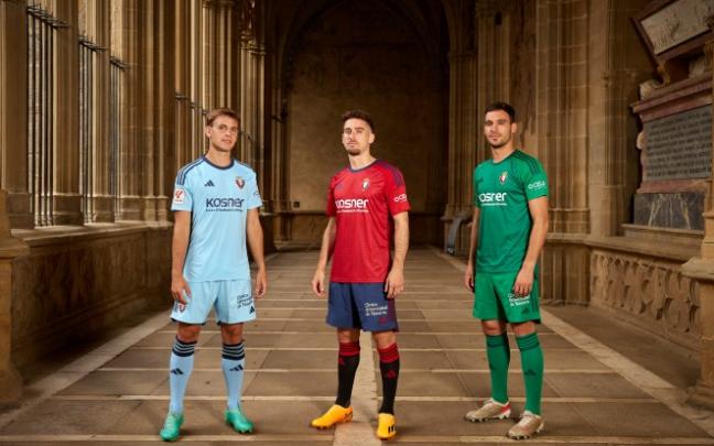 Jugadores de Osasuna con las nuevas equipaciones. Fotos: C.A. Osasuna