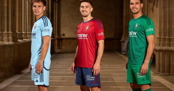 Jugadores de Osasuna con las nuevas equipaciones. Fotos: C.A. Osasuna
