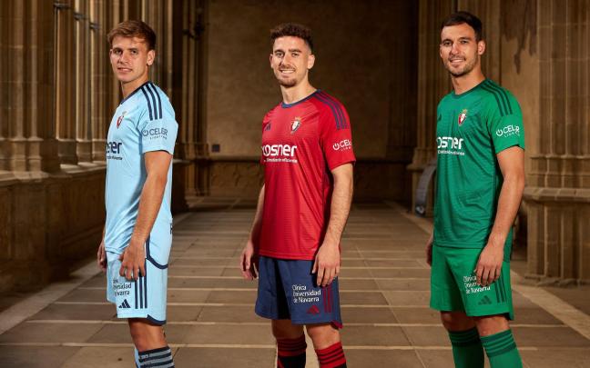 Jugadores de Osasuna con las nuevas equipaciones. Fotos: C.A. Osasuna