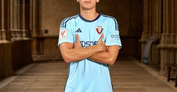 Jugadores de Osasuna con las nuevas equipaciones. Fotos: C.A. Osasuna