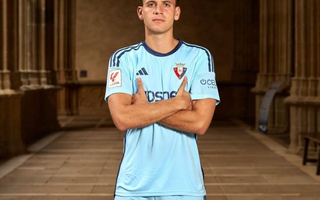 Jugadores de Osasuna con las nuevas equipaciones. Fotos: C.A. Osasuna