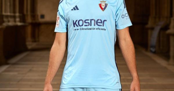 Jugadores de Osasuna con las nuevas equipaciones. Fotos: C.A. Osasuna