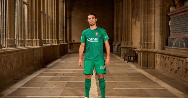 Jugadores de Osasuna con las nuevas equipaciones. Fotos: C.A. Osasuna