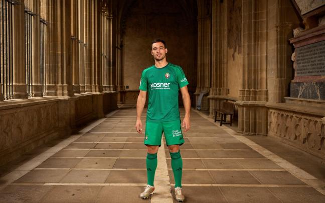 Jugadores de Osasuna con las nuevas equipaciones. Fotos: C.A. Osasuna