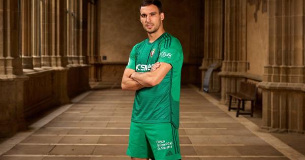 Jugadores de Osasuna con las nuevas equipaciones. Fotos: C.A. Osasuna