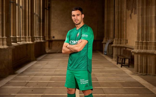 Jugadores de Osasuna con las nuevas equipaciones. Fotos: C.A. Osasuna