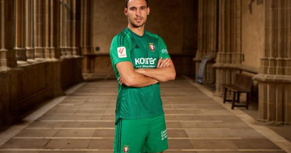 Jugadores de Osasuna con las nuevas equipaciones. Fotos: C.A. Osasuna