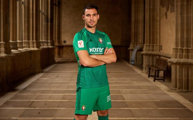 Jugadores de Osasuna con las nuevas equipaciones. Fotos: C.A. Osasuna