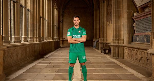 Jugadores de Osasuna con las nuevas equipaciones. Fotos: C.A. Osasuna
