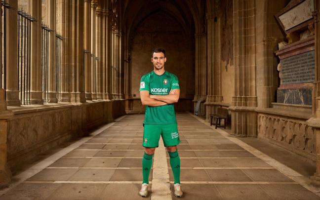 Jugadores de Osasuna con las nuevas equipaciones. Fotos: C.A. Osasuna
