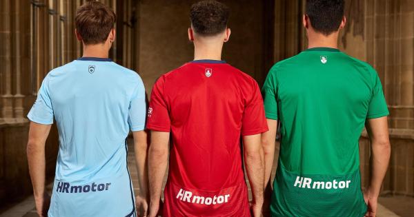 Jugadores de Osasuna con las nuevas equipaciones. Fotos: C.A. Osasuna