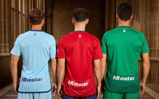 Jugadores de Osasuna con las nuevas equipaciones. Fotos: C.A. Osasuna