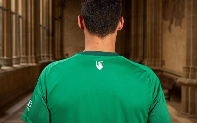 Jugadores de Osasuna con las nuevas equipaciones. Fotos: C.A. Osasuna