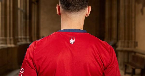 Jugadores de Osasuna con las nuevas equipaciones. Fotos: C.A. Osasuna