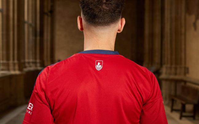 Jugadores de Osasuna con las nuevas equipaciones. Fotos: C.A. Osasuna