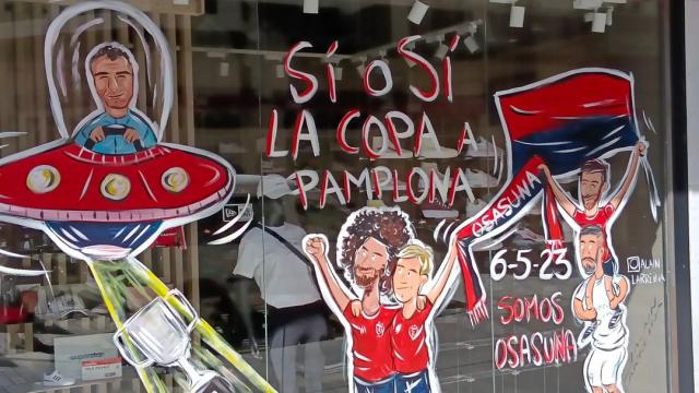 Escaparate del Ensanche de Pamplona decorado con motivos rojillos de cara a la final de Copa. Foto: Instagram @alainlarreina 
