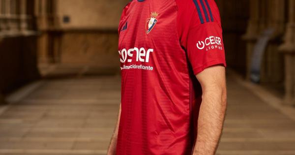 Jugadores de Osasuna con las nuevas equipaciones. Fotos: C.A. Osasuna
