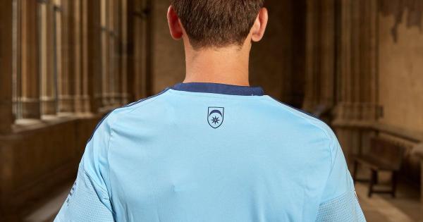 Jugadores de Osasuna con las nuevas equipaciones. Fotos: C.A. Osasuna