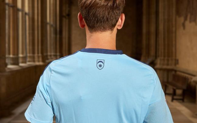 Jugadores de Osasuna con las nuevas equipaciones. Fotos: C.A. Osasuna