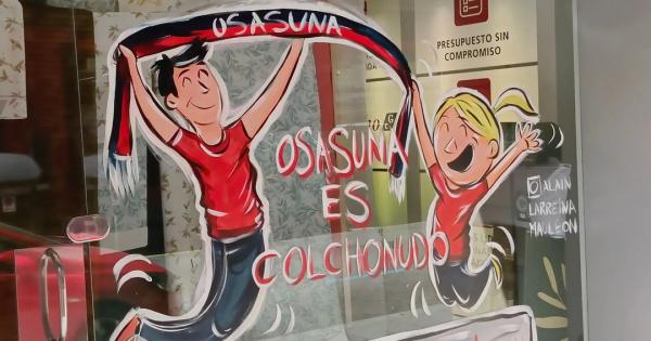 Escaparate del Ensanche de Pamplona decorado con motivos rojillos de cara a la final de Copa. Foto: Instagram @alainlarreina 