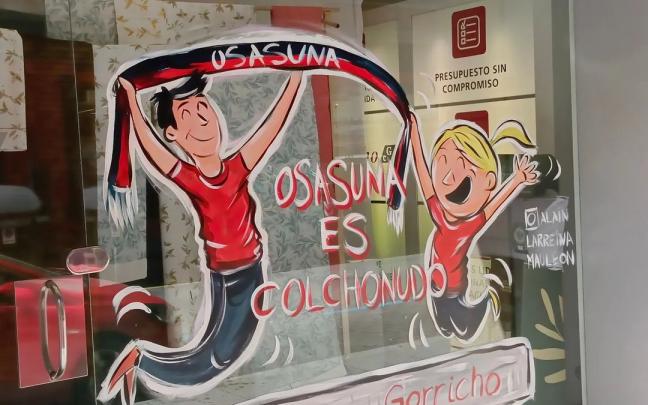 Escaparate del Ensanche de Pamplona decorado con motivos rojillos de cara a la final de Copa. Foto: Instagram @alainlarreina 