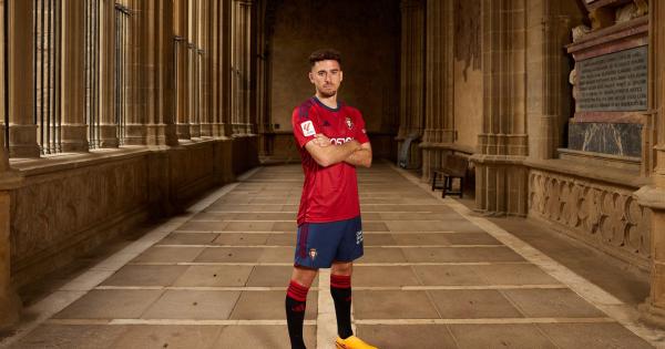 Jugadores de Osasuna con las nuevas equipaciones. Fotos: C.A. Osasuna