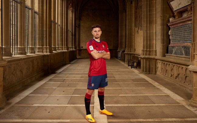 Jugadores de Osasuna con las nuevas equipaciones. Fotos: C.A. Osasuna