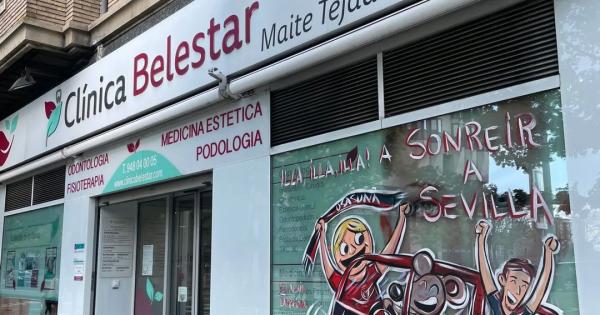 Escaparate del Ensanche de Pamplona decorado con motivos rojillos de cara a la final de Copa. Foto: Instagram @alainlarreina 